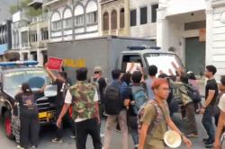 Aksi Demo Mahasiswa di Medan Memanas, Rantis Polisi Diadang Massa<