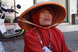 Tangis Haru Nenek Tukang Parkir di Brebes Dihadiahi Umrah usai Gagalkan Perampokan Rp3,6 Miliar<