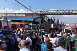 Ribuan Buruh Korban PHK Blokade Jalan Nasional Mojokerto, Tuntut Upah 3 Bulan Dibayar