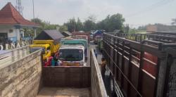 Ratusan Sopir Truk Tutup Jalur Jombang-Surabaya, Protes Kerap Ditilang saat Parkir