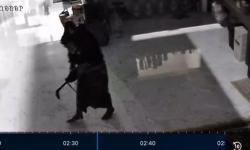 Terekam CCTV, Maling Bertopeng Bawa Celurit Gasak Uang Tunai di Rumah Warga Pasuruan
