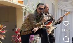 Hadiri Wisuda Anak, Tria The Changcuters Bikin Kejutan Manggung Nyanyi Rock n Roll