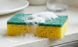 Cuci Piring Pakai Spons Rusak, Mikroplastik Bisa Menempel di Makanan dan Masuk Tubuh