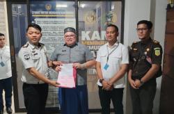 Penampakan Razman Nasution saat Dijebloskan ke Lapas Cipinang, Pakai Peci dan Sarung