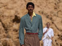 Viknes Waren Mahaputra Model asal Indonesia di Fashion Show Jacquemus Terbaru, Ini Fotonya!