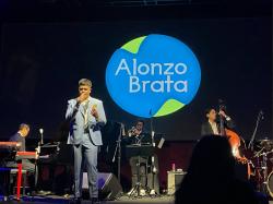 Alonzo Brata Curi Perhatian di Konser Indra Lesmana, Vokal Bariton dan Repertoar Tuai Apresiasi