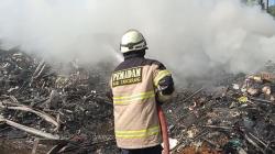 Korek Api Meledak, Gudang Limbah di Tangerang Hangus Terbakar