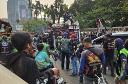 Driver Ojol dan Taksi Online Demo di Monas, Jalan Medan Merdeka Selatan Ditutup