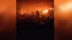 Gudang Pabrik Rumah Kayu di Indramayu Terbakar Hebat 
