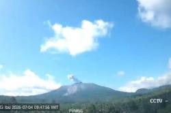 Gunung Ibu Meletus Pagi Ini, Kolom Abu Capai 400 Meter dari Puncak