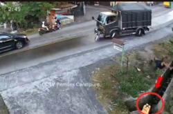 Ngeri! 2 Truk Adu Banteng di Lumajang Terekam CCTV, Sopir Terpental Masuk Selokan