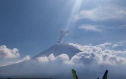 Gunung Semeru Erupsi, Muntahkan Abu Vulkanik 1.200 Meter