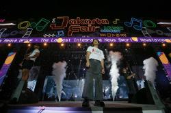 Meriah! iNews Media Group Bagi-Bagi Hadiah di Konser Jakarta Fair, Ribuan Penonton Antusias