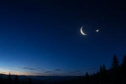 Jangan Lewatkan! Konjungsi Saturnus dan Bulan akan Hiasi Langit, Ini Waktu Terbaik Mengamatinya