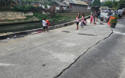 5 Bulan Belum Diperbaiki, Jalan Ambles di Pulogadung Makin Parah