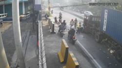 Kecelakaan Maut! 2 Saudara Kembar Turut Jadi Korban Truk Kontainer Rem Blong di Pasuruan