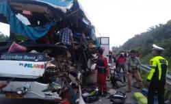Kecelakaan Maut Bus Tabrak Truk Tronton di Tol Pekanbaru, 2 Tewas Belasan Terluka