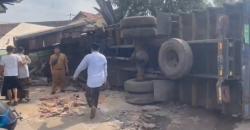 Kecelakaan di Pasuruan, Truk Bermuatan Kardus Hantam Warung dan 2 Rumah