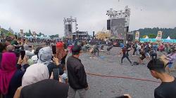 Tradisi Seru Perang di Purbalingga, Ribuan Tomat Beterbangan Menyasar ke Segala Arah