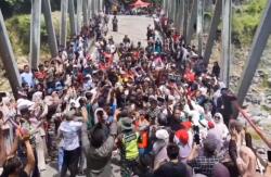 Diiringi Selawat, Warga Buka Akses Jalan Enang-Enang Hasil Patungan Rp1 Miliar