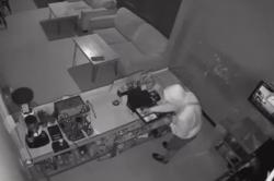 Terekam CCTV! Pria di Lumajang Bobol Kafe Mengaku Terdesak Ekonomi
