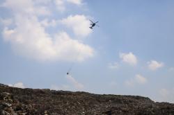 Kebakaran TPA Jatiwaringin Masuk Hari ke-10, Helikopter Water Bombing Masih Beroperasi