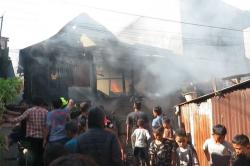Kebakaran Hebat di Makassar, 5 Rumah Ludes Dilahap Api gegara Korsleting Listrik