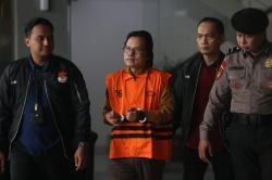 Penampakan Eks Sekjen MPR Ma'ruf Cahyono Ditahan KPK