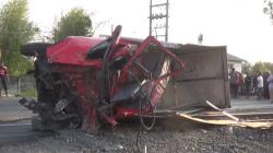 Truk Ditabrak KA Logawa hingga Terpental Timpa Pemotor, 1 Orang Tewas 1 Luka