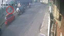 Detik-Detik Truk Kontainer Terguling Nyaris Timpa 2 Polisi di Mojokerto Terekam CCTV