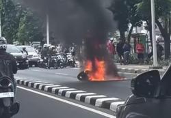 Motor Terbakar usai Hindari Mobil Rem Mendadak di Pasar Minggu Jaksel, Pengemudi Luka-Luka