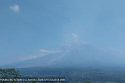 Gunung Semeru Erupsi, Kolom Abu Tebal Membubung Setinggi 800 Meter ke Langit