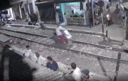 Viral Pemotor Surabaya Nekat Melaju di Rel Kereta, Ini Respons KAI Daop 8!