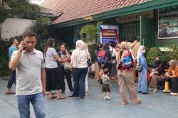 Hari Pertama Sekolah, SDN Menteng 01 Dipadati Orang Tua Dampingi Anak Ikuti MPLS