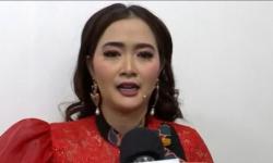 Haru, Vega Darwanti Tak Pakai Suster Selama Merawat Ibunda Sakit