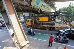 Truk Tersangkut di JPO Jalan Tendean Belum Dievakuasi, Lalu Lintas Macet Parah