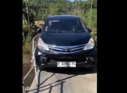 Viral Avanza Penuh Penumpang Lintasi Jembatan Gantung, Bupati Cianjur: Menantang Maut?