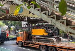 Truk Nyangkut di JPO Tendean Hendak Antar Muatan ke Gedung Kejagung