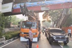 Truk Nyangkut di JPO Tendean Bikin Macet, Pengendara Diimbau Lewat Jalur Alternatif