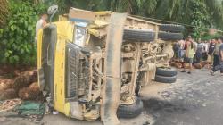 Truk Sawit Terbalik Timpa 3 Siswi SMP di Labuhanbatu, 1 Tewas