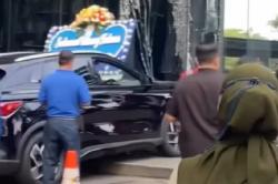 Viral Mobil BYD Tabrak Kaca Gedung di SCBD Jakarta, Pengemudi Siap Ganti Rugi