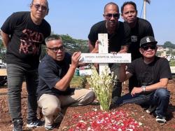 Abdel Akhirnya Ziarah ke Makam Temon, Fotonya Mengharukan