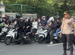 Puluhan Mahasiswa Demo di Patung Kuda, Polisi Tutup Jalan Medan Merdeka Selatan