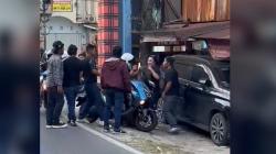 Viral! Pemotor Dikeroyok di Depan Istri dan Anak di Samarinda, Pelaku Ganti Biaya Pengobatan