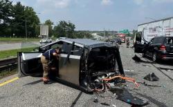 Ngeri! Mobil Listrik Tesla Cybertruck Terbelah 2 akibat Kecelakaan Beruntun