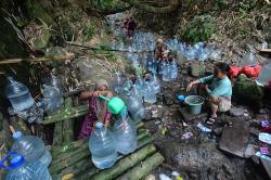 Perjuangan Warga Cilegon Jalan 1 Km ke Hutan Mencari Air Bersih