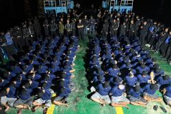 Penampakan 115 Narapidana Berisiko Tinggi Dipindah ke Nusakambangan, Mata Dilakban