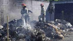 Limbah Sepatu dan Sandal di Jombang Terbakar, Api dari Pembakaran Sisa Pakan Ternak