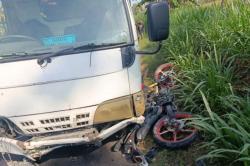 Motor Oleng di Tikungan, Pelajar di Lamongan Tewas Tabrakan dengan Truk