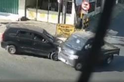 Terekam CCTV, Xenia Tabrak Pikap usai Terobos Lampu Merah di Bondowoso